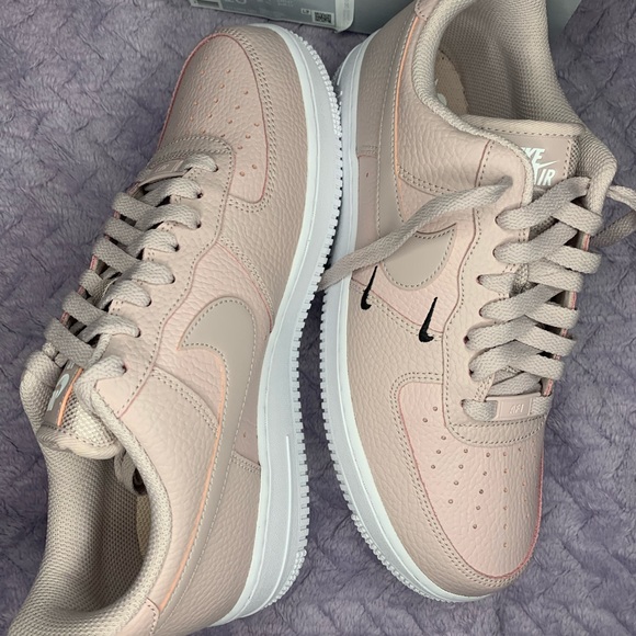 Nike Air Forces Womens - Picture 4 of 9